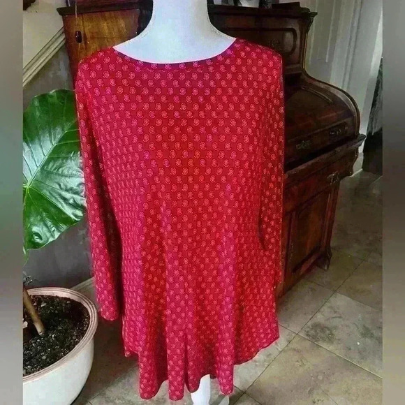 Chause New York ladies red paisly size Large Excellent condition. Wrinkle free - Picture 2 of 9